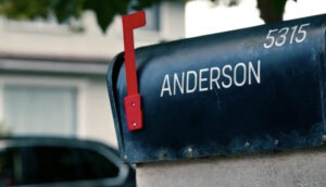 Anderson's mailbox School Spirits Paramount+